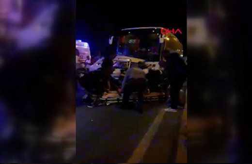 Kırşehir'de yolcu otobüsü otomobile çarptı, 3 ölü