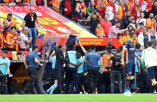 Adebayor: “Sen kimsin” diyerek beni itti