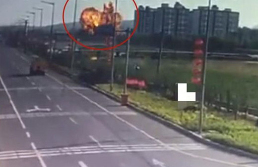 Çin'de savaş uçağı yerleşim yerine düştü! Korkunç anlar böyle görüntülendi