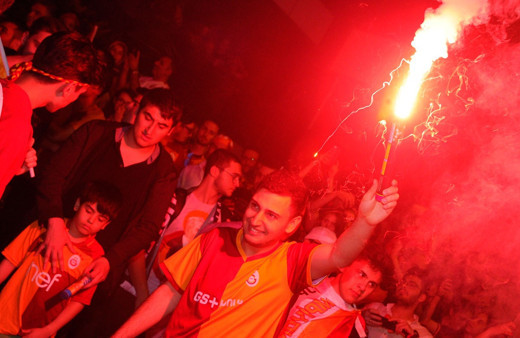 Florya’da teknik heyet ve sporcular taraftarı selamladı