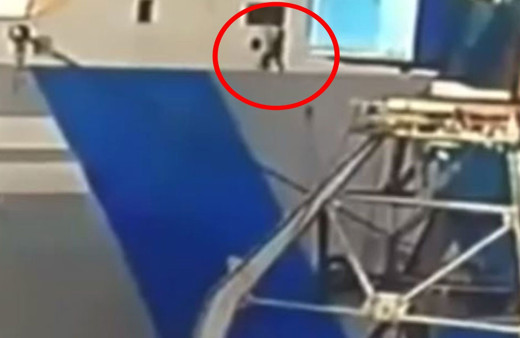 Gemide dehşete düşüren görüntü! Kavga sırasında denize böyle düştü