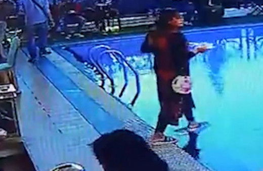 Önüne bakmayan kadın havuza düştü o anlar güvenlik kamerasında