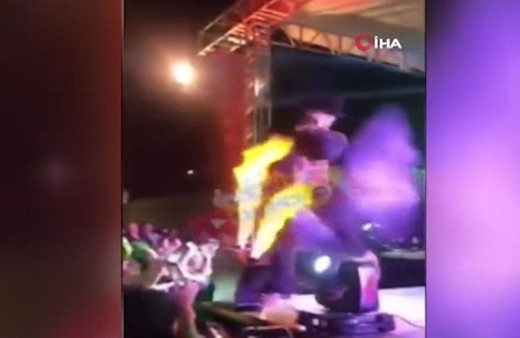 Meksika'da yüzü yanan şarkıcı konsere devam etti
