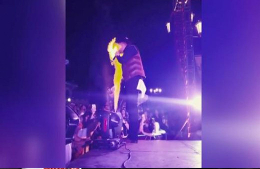 Sahnedeki alev makinesi çalıştı! Şarkıcının yüzü yandı