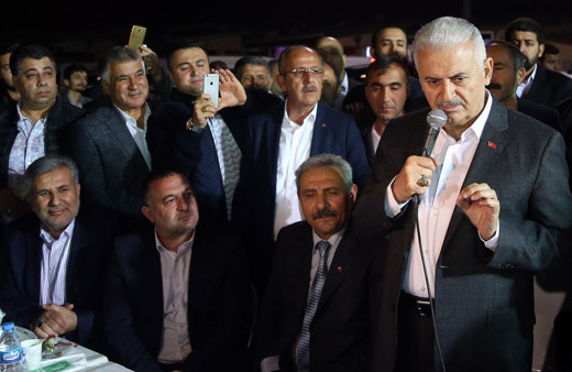 Binali Yıldırım otogar esnafıyla sahurda buluştu