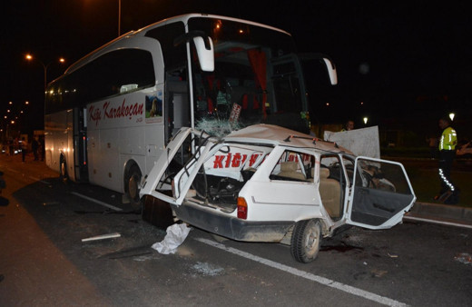 Yolcu otobüsü otomobile çarptı: 3 ölü