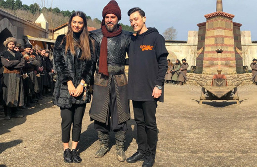 Diriliş Ertuğrul dizisinin Ertuğrul Bey'inden Mesut Özil'e tarihi hediye