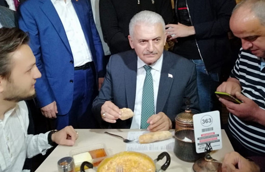 Binali Yıldırım sahurda vatandaşlarla bir araya geldi