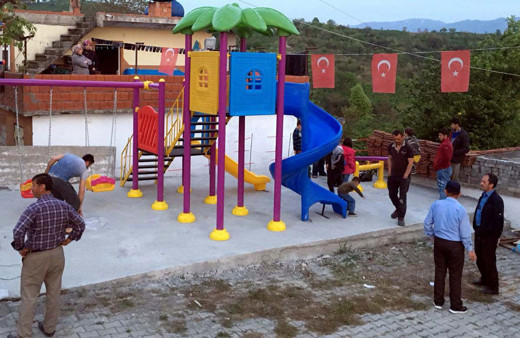 Cenk Eren seçimi kaybeden muhtarın yıktığı çocuk parkını yeniden yaptı