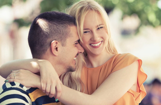 Karı koca çıplak halde birbirine sarılırsa oruç bozulur mu?