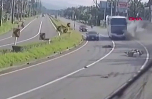 Lastiği patlayan pikap trafiği birbirine kattı: 4 ölü