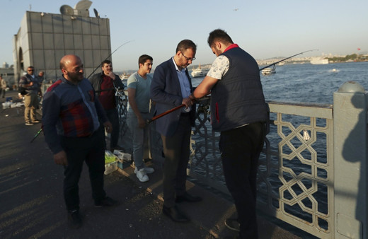 Bakan Muharrem Kasapoğlu Galata Köprüsü'nde balık tuttu