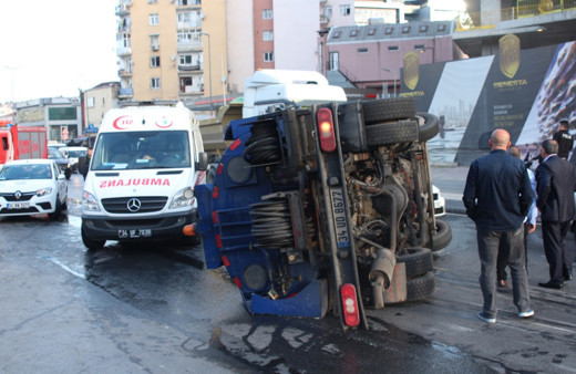 Beyoğlu'nda temizlik kamyonu devrildi: 2 yaralı