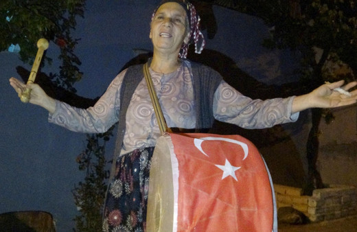 'Davulcu teyze', 8 yıldır mahalleliyi sahura kaldırıyor