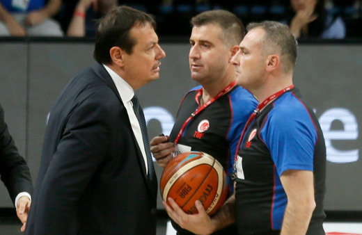 Ergin Ataman çıldırdı hakemin üzerine yürüdü