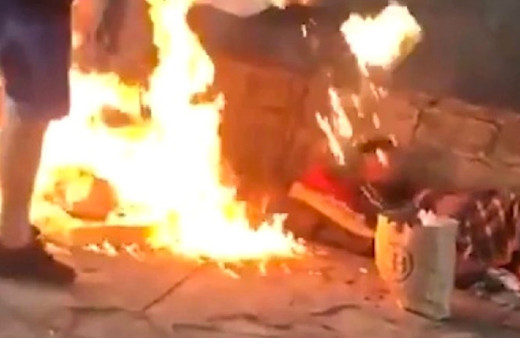 Mültecilerin üzerine benzin döküp yaktılar!