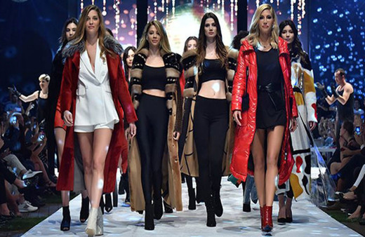 Ay yıldızlı Victoria's Secret meleği Ana Beatriz Barros ve Çağla Şikel aynı podyumda!