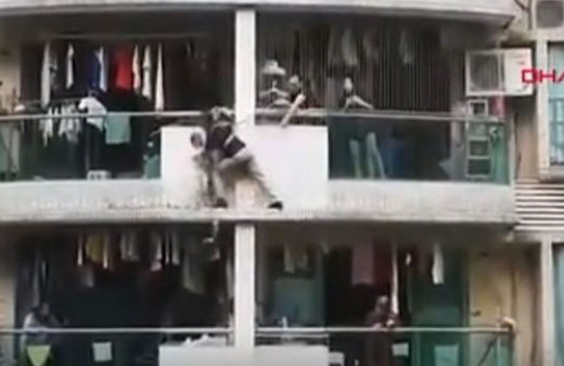 Elektrikçi çocuğu kurtarmak için canını hiçe saydı