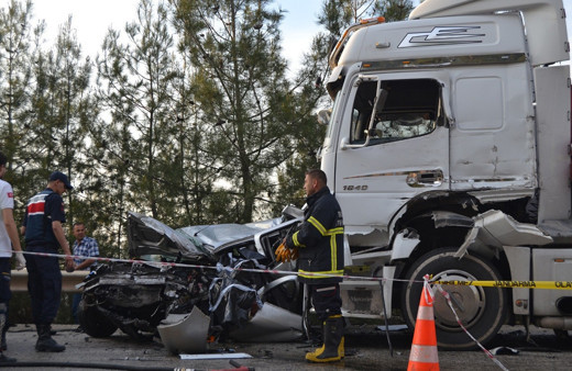 Bilecik'te feci kaza 2 TIR'ın arasında kaldı