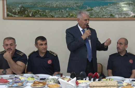 Binali Yıldırım itfaiyecilerle sahur yaptı