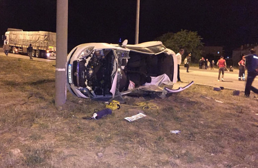 Gezmek için otomobil kiralayan üniversitelilerden feci kaza