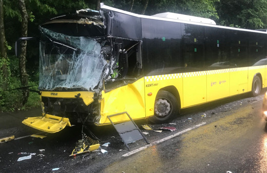Sarıyer’de İETT Otobüsü öndeki otobüse çarptı; 2 yaralı