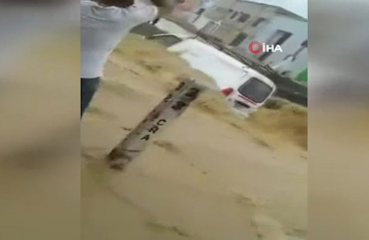 Sel sularının sürüklediği minibüsü yoldaki delik yuttu