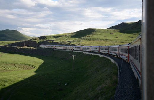 Doğu Ekspresi treni kış ayları başka yazın başka görsel şölen sunuyor