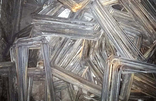 İnşaattan demir çalarken kovalama sonucu yakalandılar