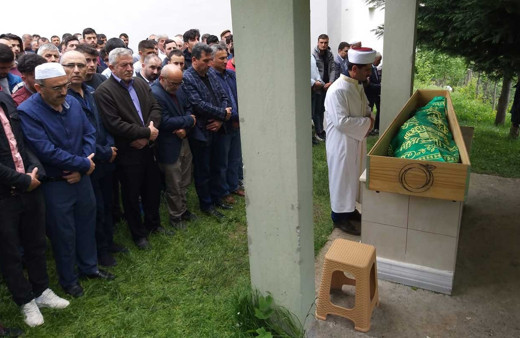 Lise öğrencisinin cenazesini imam babası kıldırdı