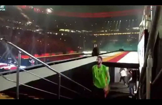 İsmail Çipe, ilahiyle sahneye çıktı