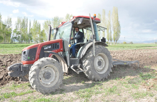 Erzurumlu çiftçi tarlasını sürerken iki çömlek buldu