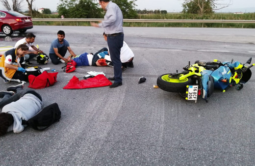 Motosiklet kamyona çarptı! Sürücü ve arkasındaki yola savruldu