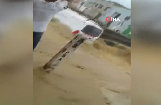 Korku dolu anlar! Sel suları minibüsü yuttu