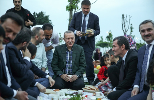 Cumhurbaşkanı Erdoğan vatandaşlarla iftar yaptı