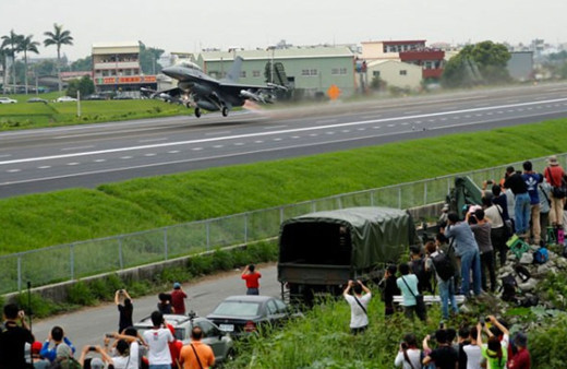 F-16'ları otobana indirip dünyaya şov yaptılar