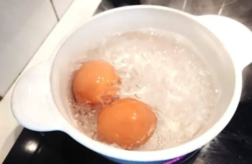 Yumurta haşlarken içine bir miktar limon suyu damlatın ve...