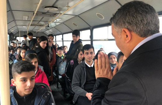 Öğrencilere ücretsiz servis! Dilovası Belediye Başkanı Şayir talimatı verdi