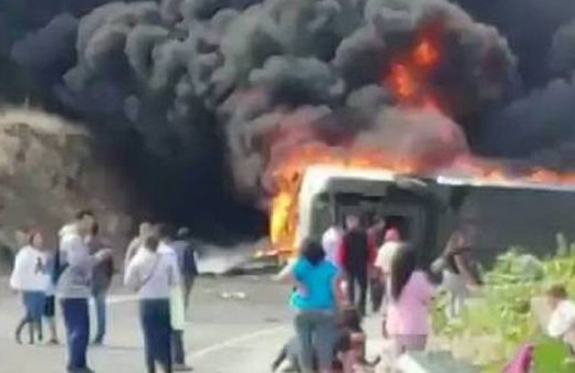 Yolcu otobüsü ile TIR çarpıştı: 21 ölü 30 yaralı