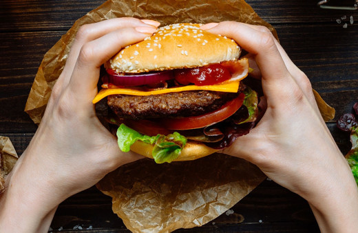 Fast-food, asitli içecek ve işlenmiş gıdalar dişleri çürütüyor