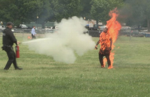 Beyaz Saray'ın önünde kendini ateşe veren kişi öldü