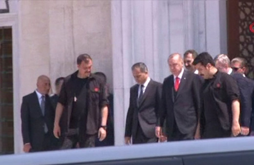 Cumhurbaşkanı Erdoğan'a cuma namazı çıkışı sevgi seli