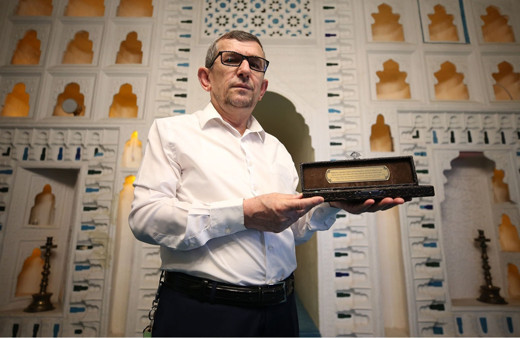 Devlet Bahçeli turistlere ezan okuyan Yeşil Cami müezzinine tesbih hediye etti