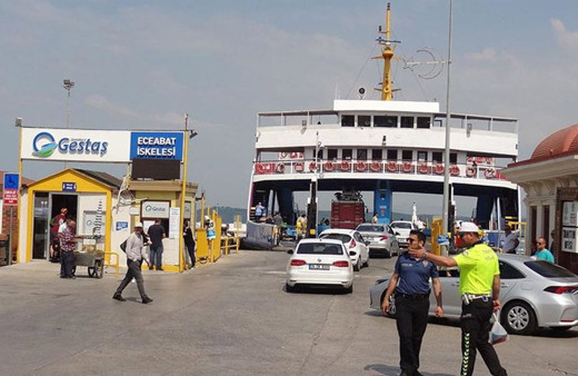 Feribot seferlerinde bayram yoğunluğu