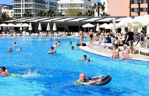 Tatile gidenlere havuz uyarısı! Havuzun dibini görmeniz gerekiyor