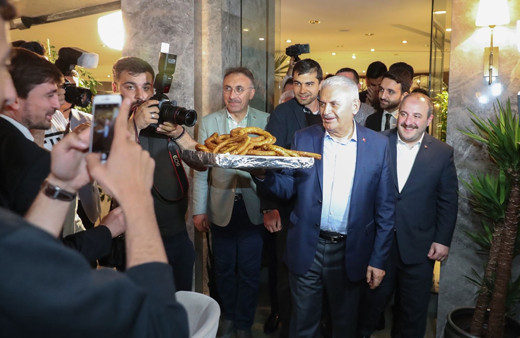 Binali Yıldırım'dan Mustafa Varank'a sürpriz elinde simit tepsisiyle...