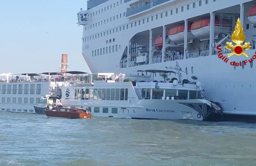 Venedik'te gemi kazası kamerada