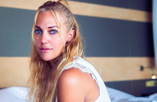 Meryem Uzerli bu sefer etek kaldırdı! Transparan kıyafeti tepki çekmişti