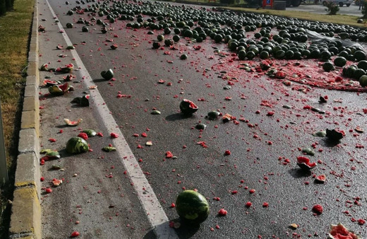 Çorum'da yola saçılan karpuzlar trafiği aksattı