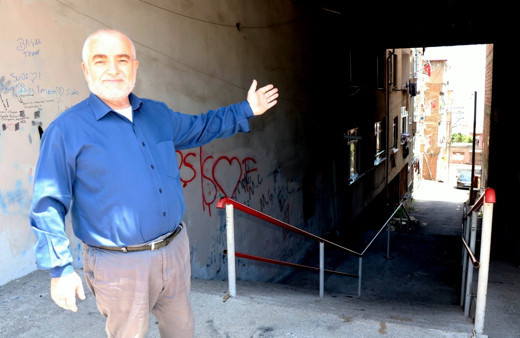 Samsun'da karadeniz fıkrası gibi apartman altından sokak geçiyor